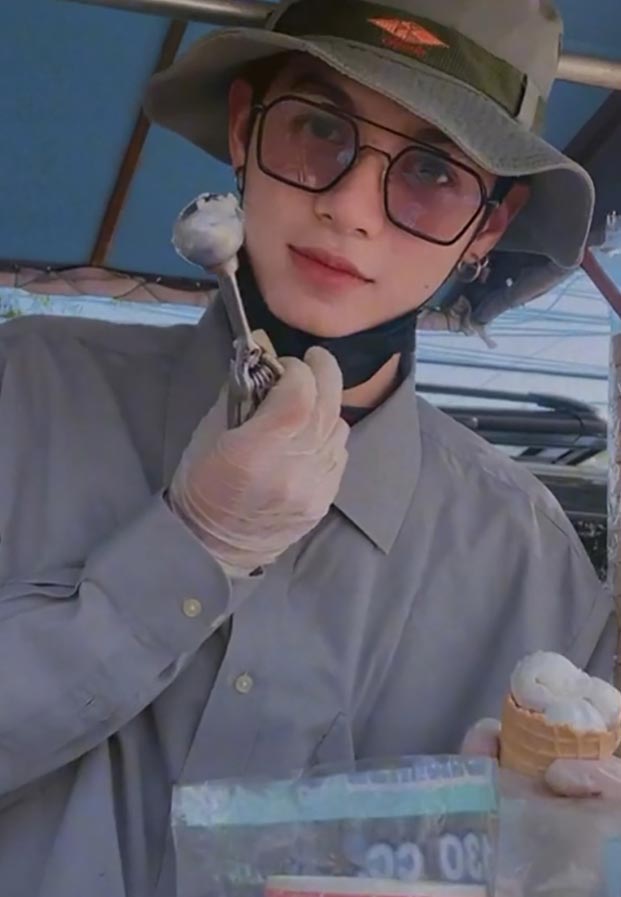 Handsome-ice-cream-dealer-Thai-5