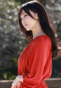 Shoko Takahashi มาในชุดทำงานสีแดง