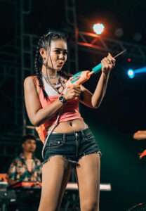 ลำใย-ไหทองคำ-นักร้อง