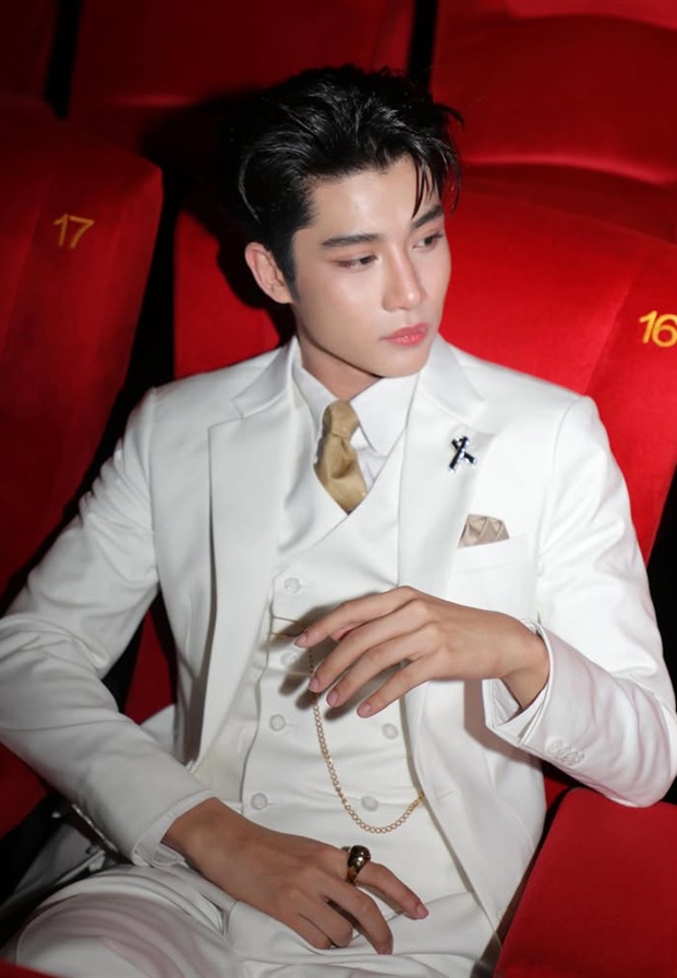 องศา ธีธัช รับบท ม.จ.ทินกร ในซีรีส์ อรุณรุ่ง