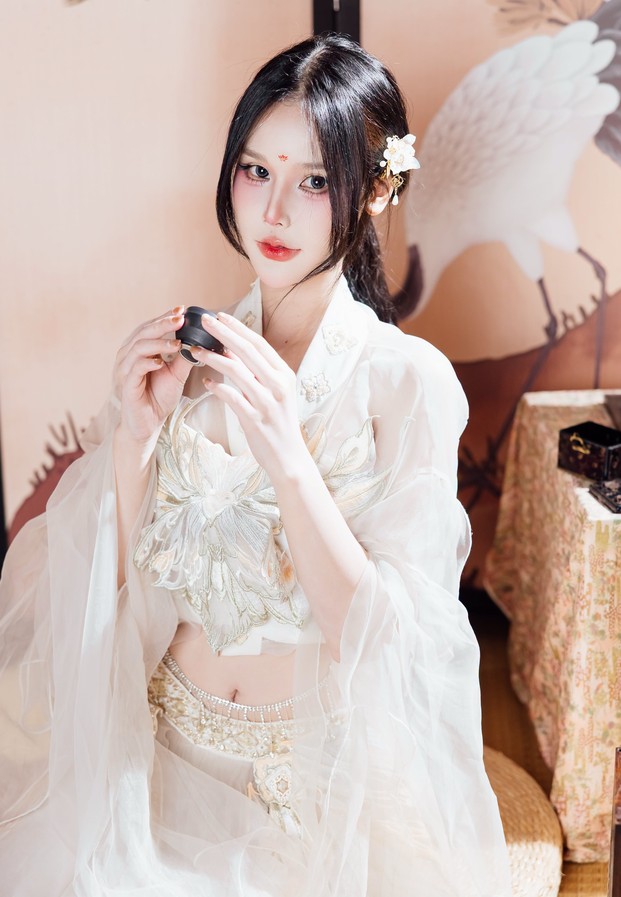 Chulita Moonwang ในชุดเดรสผ้าพริ้วสีขาวสไตล์แฟนตาซี นั่งโพสท่าละมุนตา