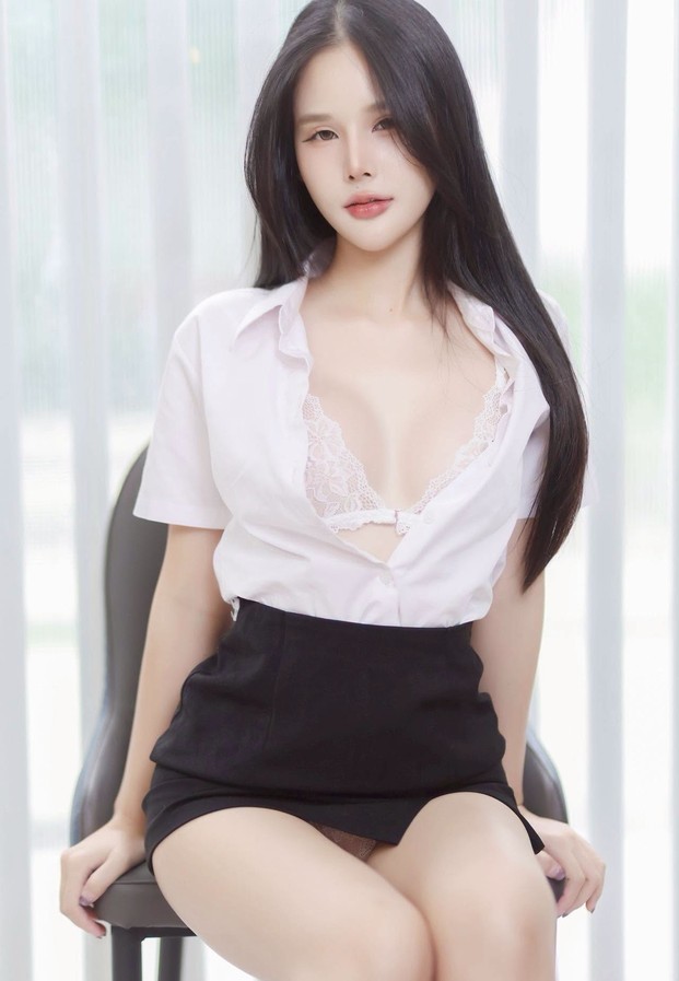 Chulita Moonwang ในลุคสาวออฟฟิศสุดมั่น เสื้อเชิ้ตสีขาวและกระโปรงสั้นสีดำ