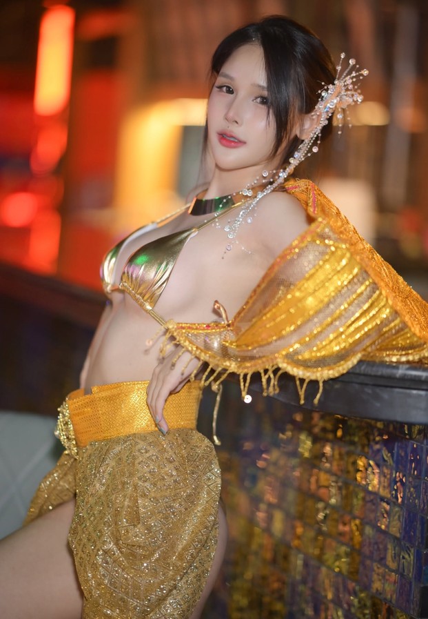 Chulita Moonwang สวมชุดไทยประยุกต์สีทองอร่าม โพสท่าถ่ายภาพยามค่ำคืน