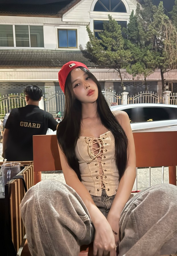 เน็ตไอดอลสาว ชุลิตา มูลหวัง สวมหมวกไหมพรมสีแดงลุคสตรีทสุดชิค