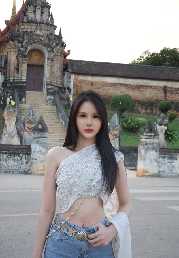 ชุลิตา มูลหวัง ในชุดเสื้อสายเดี่ยวสีฟ้าอ่อน เที่ยวชมโบราณสถานด้วยรอยยิ้มหวาน