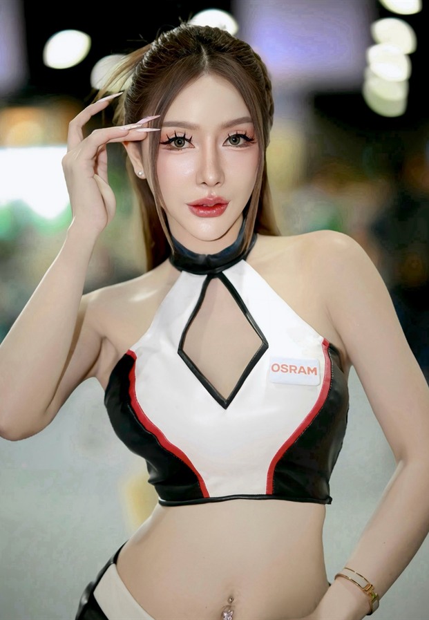 ลภัสท์วลัญ อายลิน ในชุดพริตตี้ทีมแข่งสีขาวดำ