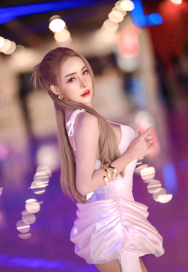 อายลิน ในชุดสีชมพูถ่ายกลางแสงนีออน