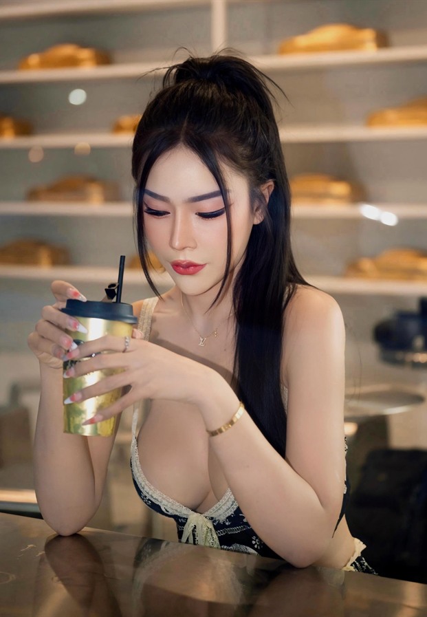 อายลิน นั่งจิบเครื่องดื่มในคาเฟ่