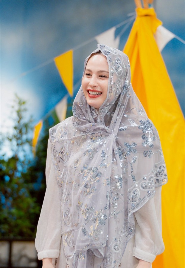 ขวัญ ในชุดผ้าคลุมปักเลื่อมสีเงินบนรันเวย์