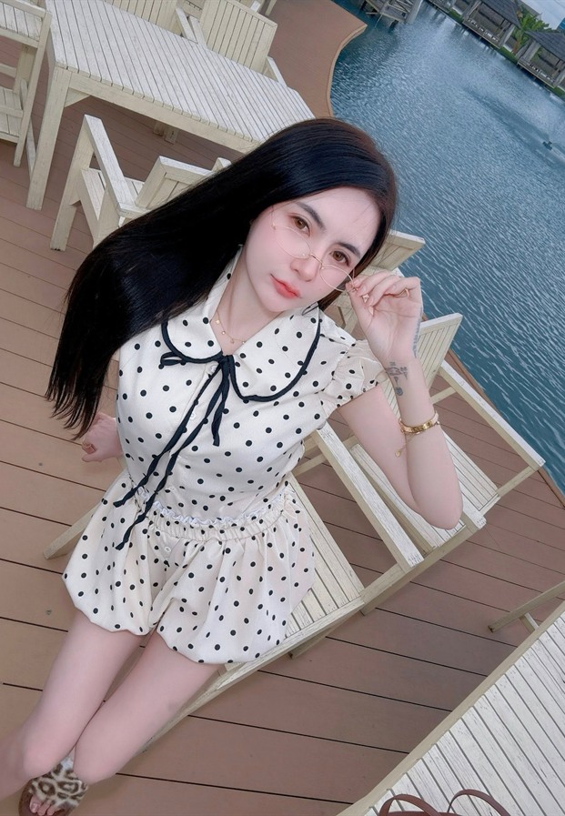 Nicha Nicha ในเดรสลายจุดขาวดำถ่ายริมสระว่ายน้ำ