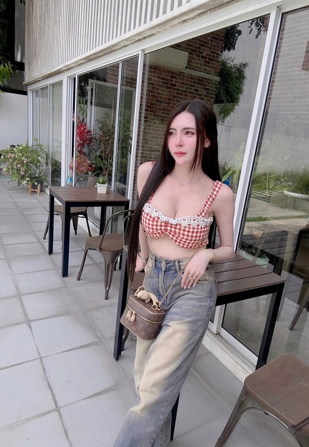 Nicha Nicha ในเสื้อลายสก็อตแดงคู่กางเกงยีนส์