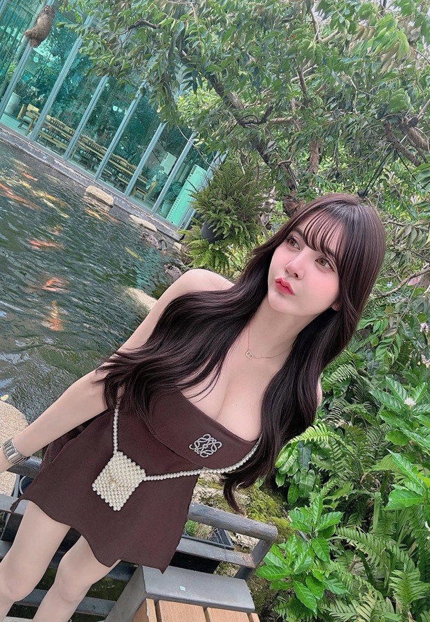 นิชา ในเดรสสีน้ำตาลถ่ายริมบ่อน้ำ