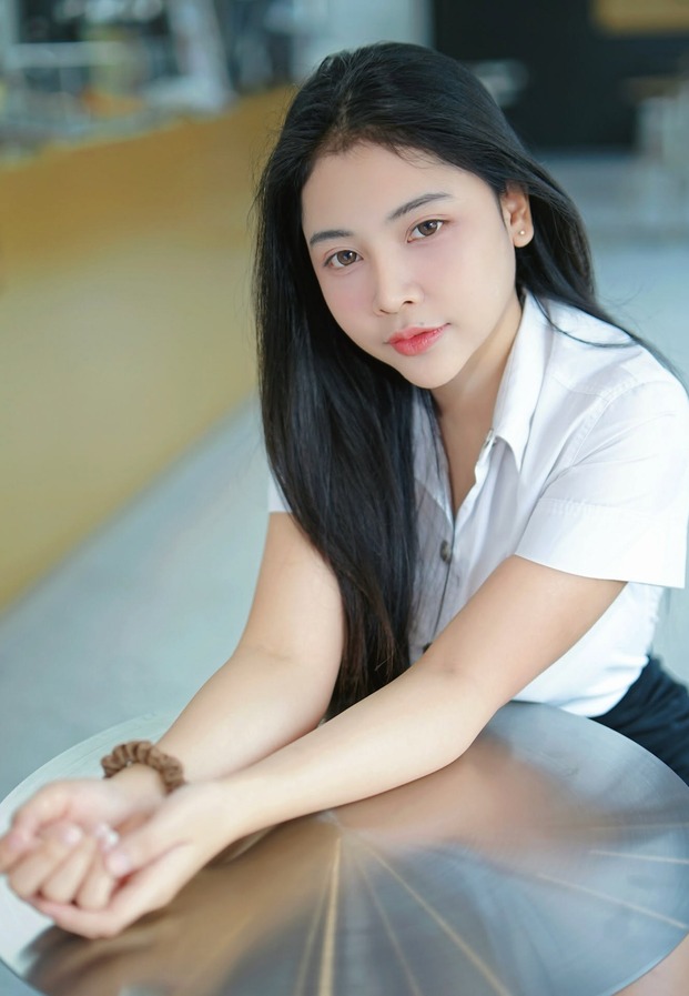 น้องผักชี ในลุคชุดนักศึกษาสุดคิวท์