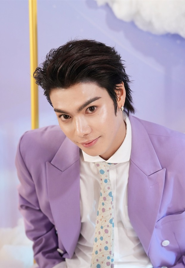 Sky Pichet ถ่ายภาพใกล้ในสูทสีม่วงอ่อน