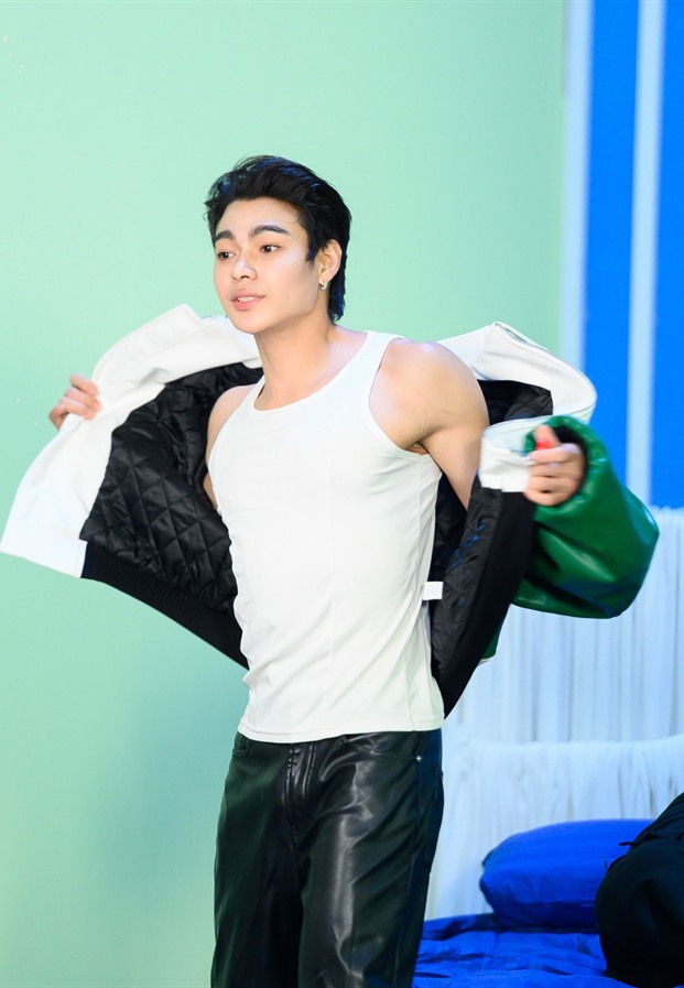 Sky Pichet ในเสื้อกล้ามสีขาวกับแจ็กเก็ตทีม