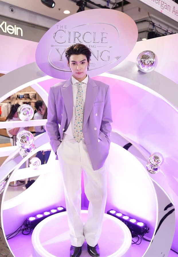 สกาย ยืนถ่ายภาพบนพรมงานอีเวนต์ในชุดสูทม่วง