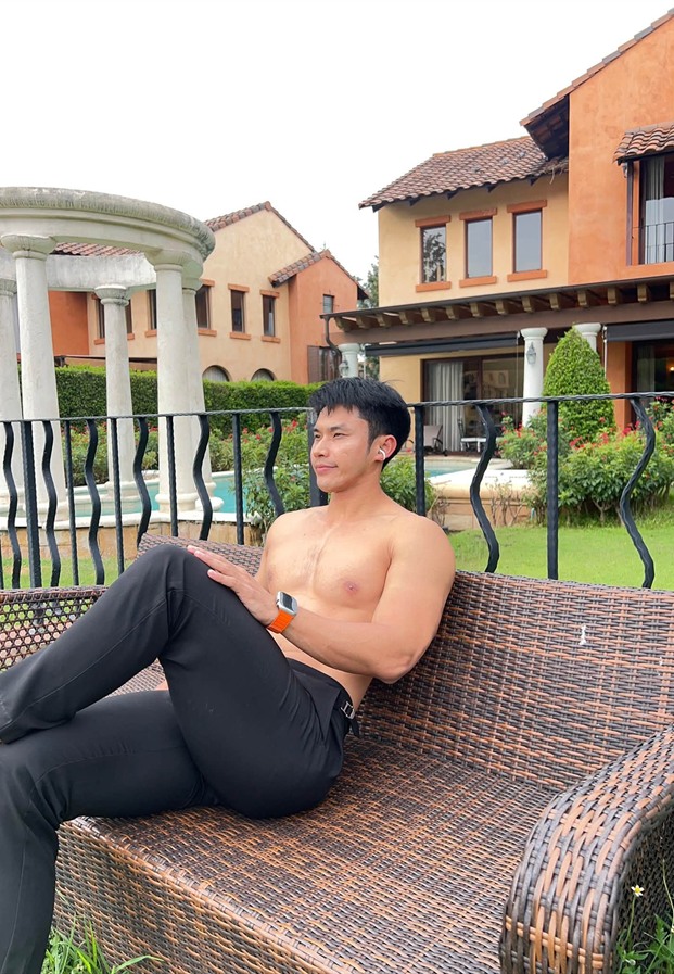 Tao เอนพักบนโซฟากลางแจ้งของรีสอร์ต