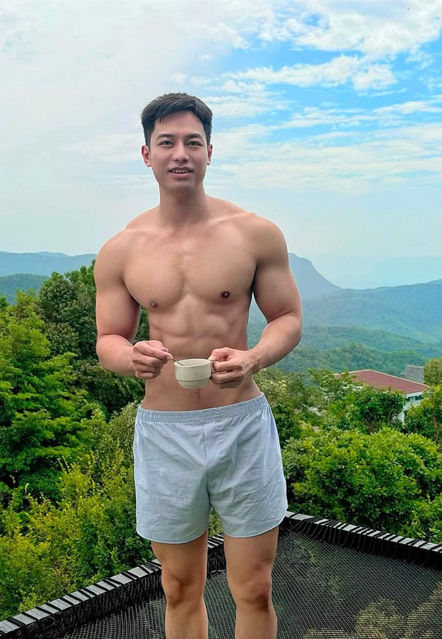 Jiraphong Butyochantho ถือถ้วยกาแฟบนดาดฟ้าวิวภูเขา