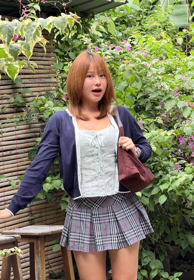 มิ้นชี่ในกระโปรงจีบลายสก๊อตกับเสื้อคลุมสีกรมท่า