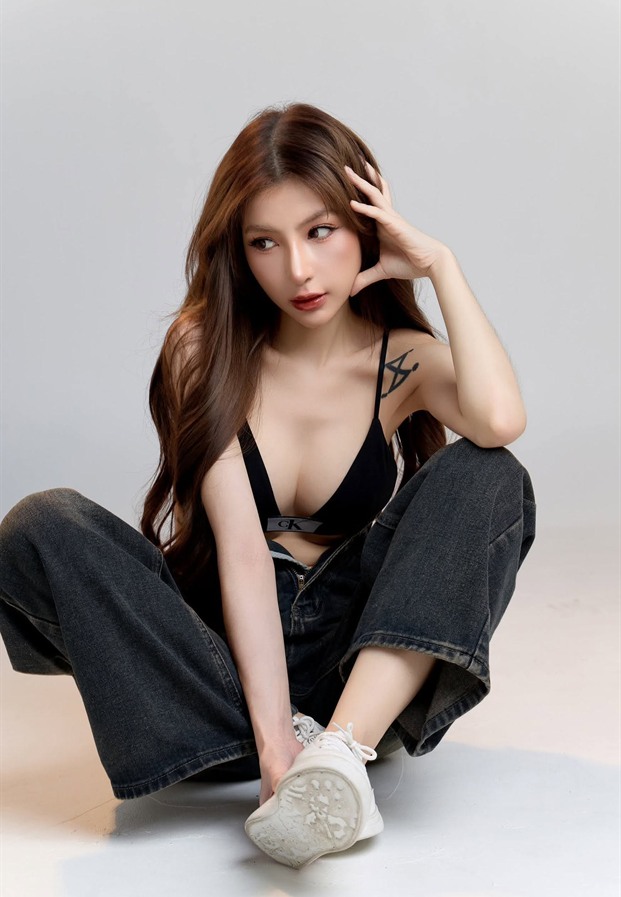 Natcha Chaiprapa ในชุดบราท็อปสีดำคู่กางเกงยีนส์ขายาวทรงหลวมในสตูดิโอ