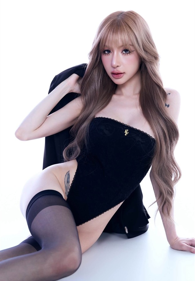 Natcha Chaiprapa ในชุดบอดี้สูทเกาะอกสีดำคู่ถุงน่องซีทรูและเบลเซอร์คลุมไหล่