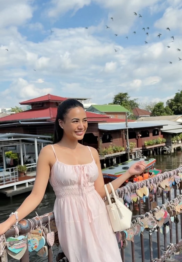 แบมบี้ สิรินโสพิศ ในเดรสสายเดี่ยวสีชมพูอ่อน ยืนยิ้มริมคลองบางหลวง